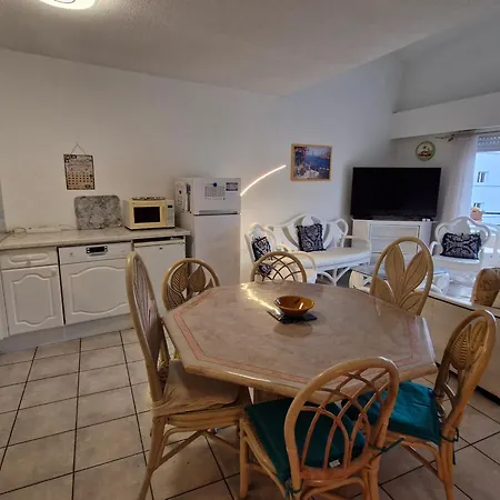 Apartment 5 Pieces Climatise Avec Terrasse Et Parking A *
