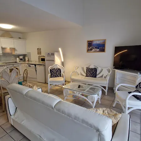 Apartment 5 Pieces Climatise Avec Terrasse Et Parking A