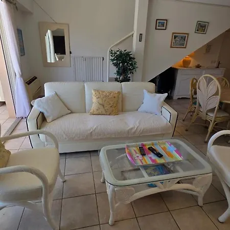Appartement 5 Pieces Climatise Avec Terrasse Et Parking A