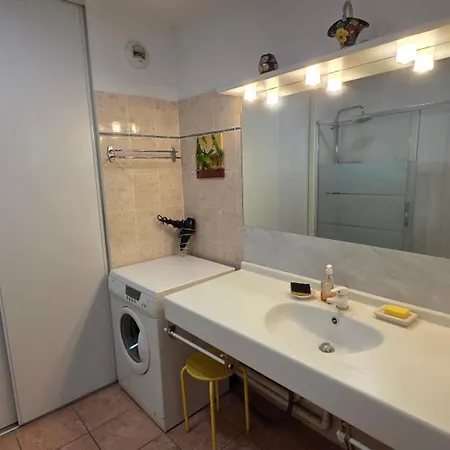 5 Pieces Climatise Avec Terrasse Et Parking A Appartement Sainte-Maxime