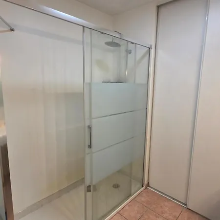 5 Pieces Climatise Avec Terrasse Et Parking A Appartement Sainte-Maxime